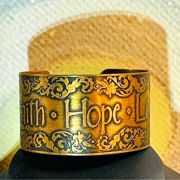 šCopper Embossed & Antiqued āFaith Hope Loveā Wrist Cuff! - Picture 1 of 10